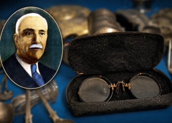 Τα γυαλιά του Αντώνιου Αθηνογένη από τις μουσειακές συλλογές της Εστίας Νέας Σμύρνης, και πορτρέτο του (φωτ.: Εστία Νέας Σμύρνης / Ινστιτούτο Νεοελληνικών Ερευνών – ΕΙΕ)