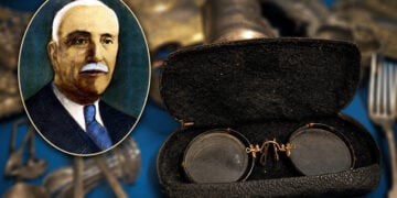 Τα γυαλιά του Αντώνιου Αθηνογένη από τις μουσειακές συλλογές της Εστίας Νέας Σμύρνης, και πορτρέτο του (φωτ.: Εστία Νέας Σμύρνης / Ινστιτούτο Νεοελληνικών Ερευνών – ΕΙΕ)