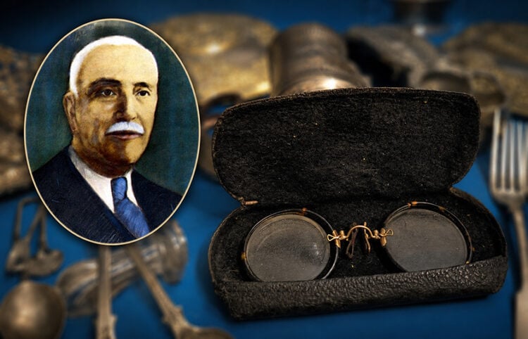 Τα γυαλιά του Αντώνιου Αθηνογένη από τις μουσειακές συλλογές της Εστίας Νέας Σμύρνης, και πορτρέτο του (φωτ.: Εστία Νέας Σμύρνης / Ινστιτούτο Νεοελληνικών Ερευνών – ΕΙΕ)