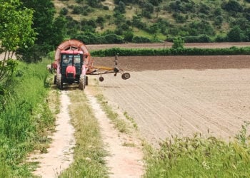 Καρούλι ποτίσματος σε χωράφι στον θεσσαλικό κάμπο (πηγή: ΑΠΕ-ΜΠΕ)