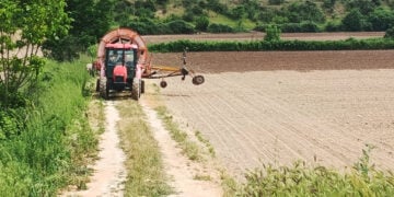 Καρούλι ποτίσματος σε χωράφι στον θεσσαλικό κάμπο (πηγή: ΑΠΕ-ΜΠΕ)