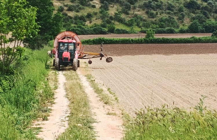 Καρούλι ποτίσματος σε χωράφι στον θεσσαλικό κάμπο (πηγή: ΑΠΕ-ΜΠΕ)