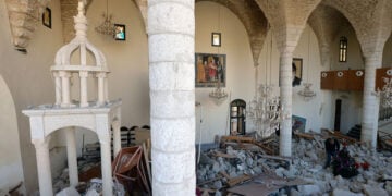 Τα ερείπια της ελληνοκαθολικής εκκλησίας του Αγίου Γεωργίου στο χωριό Ντερντγκάγια, στον νότιο Λίβανο. Ο ναός υπέστη σοβαρές ζημιές από ισραηλινό αεροπορικό πλήγμα στις 9 Οκτωβρίου 2024 (φωτ.: EPA / Wael Hamzeh)