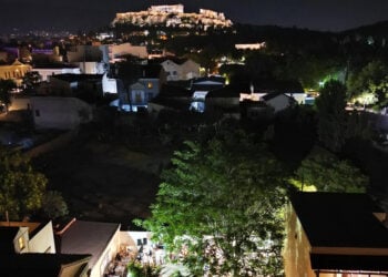 Η θέα από την αυλή της Ευξείνου Λέσχης Αθηνών (φωτ.: Facebook / Εύξεινος Λέσχη Αθηνών)