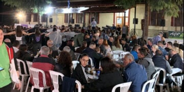 Από το περυσινό γλέντι της Λέσχης στον προαύλιο χώρο των εγκαταστάσεών της (Φωτ.: Facebook/Εύξεινος Λέσχη Ποντίων Μαρίνας «Η Ρωμανία»)