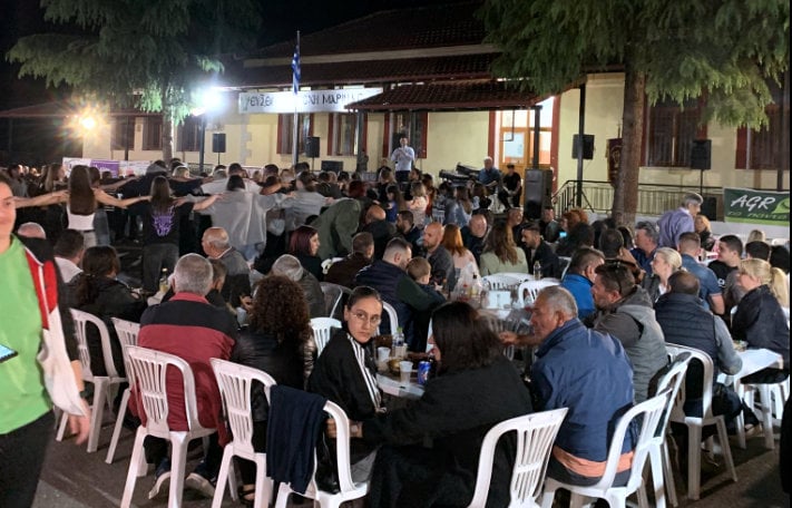 Από το περυσινό γλέντι της Λέσχης στον προαύλιο χώρο των εγκαταστάσεών της (Φωτ.: Facebook/Εύξεινος Λέσχη Ποντίων Μαρίνας «Η Ρωμανία»)