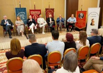 Το πάνελ των ομιλητών στην εκδήλωση «Το έγκλημα της γενοκτονίας, η ιστορική αλήθεια και οι σύγχρονες προκλήσεις», η οποία φιλοξενήθηκε στη Λάρισα. Κυριακή 7 Ιουνίου 2026 (φωτ.: Facebook / Κωνσταντίνος Σαμουρκασίδης)