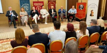Το πάνελ των ομιλητών στην εκδήλωση «Το έγκλημα της γενοκτονίας, η ιστορική αλήθεια και οι σύγχρονες προκλήσεις», η οποία φιλοξενήθηκε στη Λάρισα. Κυριακή 7 Ιουνίου 2026 (φωτ.: Facebook / Κωνσταντίνος Σαμουρκασίδης)