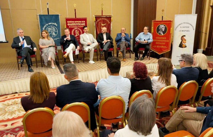Το πάνελ των ομιλητών στην εκδήλωση «Το έγκλημα της γενοκτονίας, η ιστορική αλήθεια και οι σύγχρονες προκλήσεις», η οποία φιλοξενήθηκε στη Λάρισα. Κυριακή 7 Ιουνίου 2026 (φωτ.: Facebook / Κωνσταντίνος Σαμουρκασίδης)