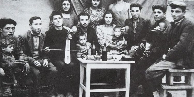 Γλέντι εκτοπισμένων Ποντίων στο Καζακστάν (πηγή: «Άτλας της Ελληνικής Διασποράς», τ. 1, εκδ. Αλέξανδρος, 2001)