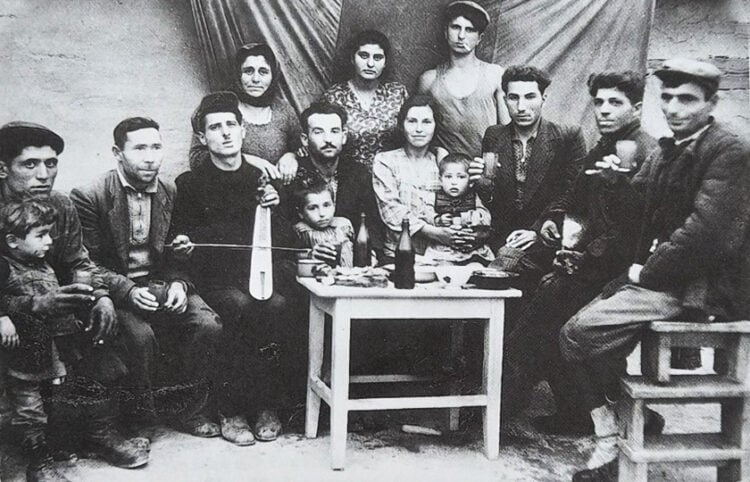 Γλέντι εκτοπισμένων Ποντίων στο Καζακστάν (πηγή: «Άτλας της Ελληνικής Διασποράς», τ. 1, εκδ. Αλέξανδρος, 2001)