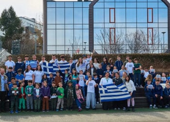 Μαθητές ελληνικής καταγωγής του International European School της Βαρσοβίας τιμούν την 25η Μαρτίου με παρέλαση, παραδοσιακούς χορούς και μουσική (φωτ.: International European School Warsaw)