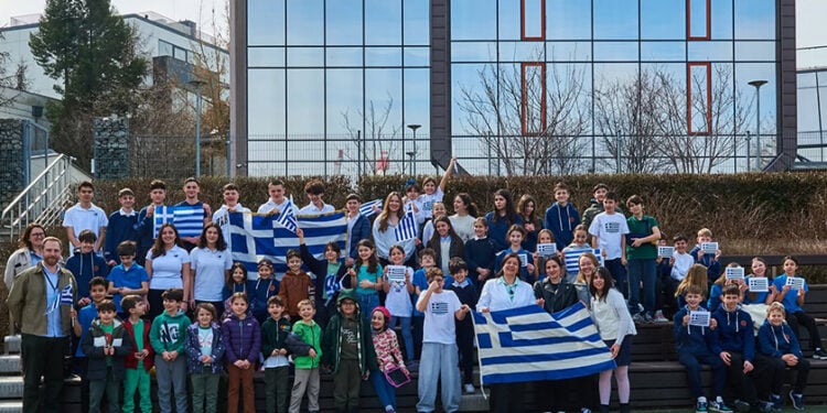 Μαθητές ελληνικής καταγωγής του International European School της Βαρσοβίας τιμούν την 25η Μαρτίου με παρέλαση, παραδοσιακούς χορούς και μουσική (φωτ.: International European School Warsaw)