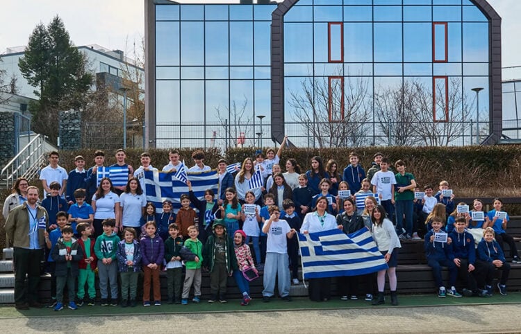 Μαθητές ελληνικής καταγωγής του International European School της Βαρσοβίας τιμούν την 25η Μαρτίου με παρέλαση, παραδοσιακούς χορούς και μουσική (φωτ.: International European School Warsaw)