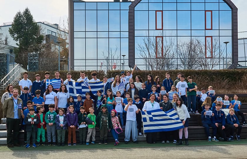 Μαθητές ελληνικής καταγωγής του International European School της Βαρσοβίας τιμούν την 25η Μαρτίου με παρέλαση, παραδοσιακούς χορούς και μουσική (φωτ.: International European School Warsaw)