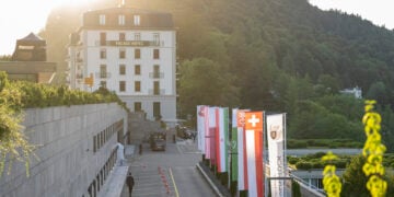 Το ξενοδοχείο Palace στο θέρετρο Μπούργκενστοκ στην Ελβετία, όπου συναντώνται οι αντιπροσωπείες των ΗΠΑ και του Ιράν για τις συνομιλίες σχετικά με το πυρηνικό πρόγραμμα της Τεχεράνης, 21 Ιουνίου 2026. (φωτ.: EPA / Urs Flueeler)