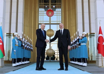 Ο Ρετζέπ Ταγίπ Ερντογάν και ο Ιλχάμ Αλίεφ στο προεδρικό μέγαρο στην Άγκυρα, στις 5 Μαρτίου 2025, σε στιγμιότυπο που έδωσε στη δημοσιότητα η τουρκική προεδρία. Η Τουρκία και το Αζερμπαϊτζάν αντέδρασαν στην απόφαση του Ισραήλ να αναγνωρίσει τη Γενοκτονία των Αρμενίων (φωτ.: EPA / Turkish Presidential Press Office handout)