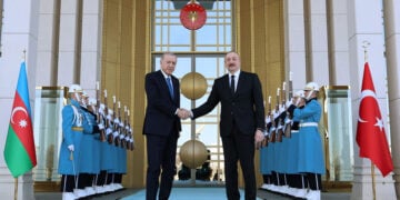Ο Ρετζέπ Ταγίπ Ερντογάν και ο Ιλχάμ Αλίεφ στο προεδρικό μέγαρο στην Άγκυρα, στις 5 Μαρτίου 2025, σε στιγμιότυπο που έδωσε στη δημοσιότητα η τουρκική προεδρία. Η Τουρκία και το Αζερμπαϊτζάν αντέδρασαν στην απόφαση του Ισραήλ να αναγνωρίσει τη Γενοκτονία των Αρμενίων (φωτ.: EPA / Turkish Presidential Press Office handout)