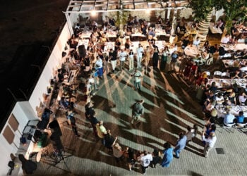 Στιγμιότυπο από τον καλοκαιρινό χορό της Ευξείνου Λέσχης Αθηνών, το 2025 (πηγή: facebook / Εύξεινος Λέσχη Αθηνών)