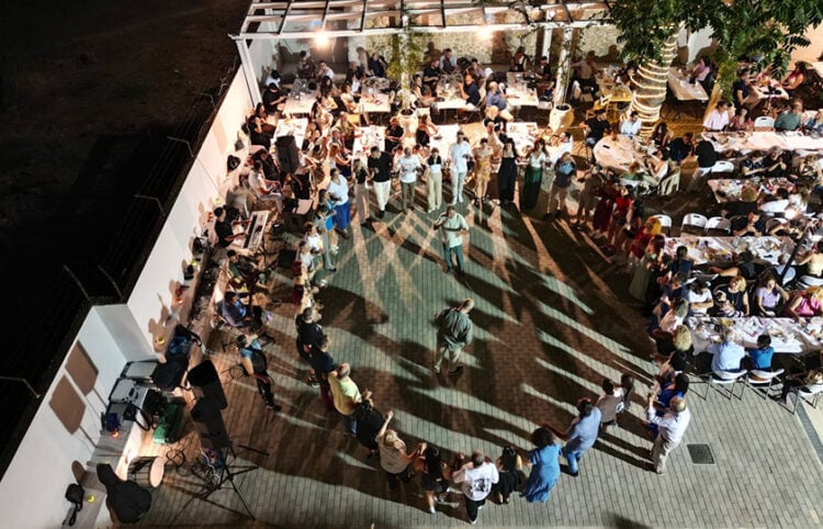 Στιγμιότυπο από τον καλοκαιρινό χορό της Ευξείνου Λέσχης Αθηνών, το 2025 (πηγή: facebook / Εύξεινος Λέσχη Αθηνών)