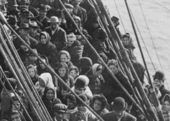 Μέρος του εξωφύλλου του βιβλίου «Πύλες εξόδου προς την Αμερική. Η οικονομία της υπερατλαντικής μετανάστευσης στα ελληνικά λιμάνια (1890-1940)» (φωτ.: ertnews.gr)