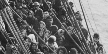 Μέρος του εξωφύλλου του βιβλίου «Πύλες εξόδου προς την Αμερική. Η οικονομία της υπερατλαντικής μετανάστευσης στα ελληνικά λιμάνια (1890-1940)» (φωτ.: ertnews.gr)