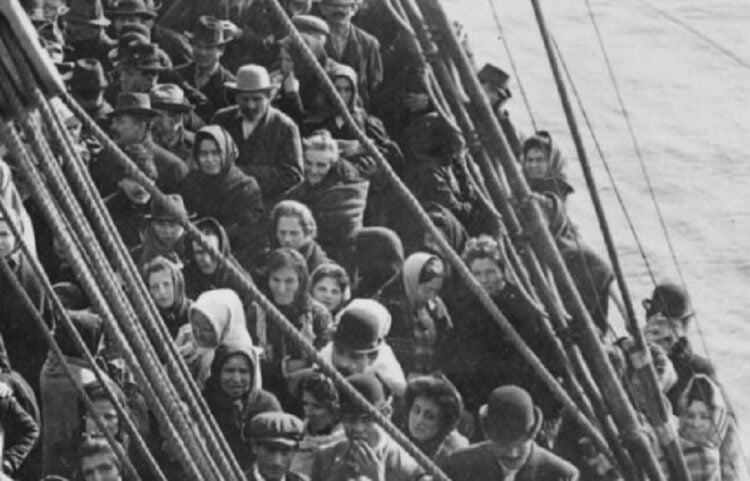 Μέρος του εξωφύλλου του βιβλίου «Πύλες εξόδου προς την Αμερική. Η οικονομία της υπερατλαντικής μετανάστευσης στα ελληνικά λιμάνια (1890-1940)» (φωτ.: ertnews.gr)
