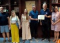Ο αντιπεριφερειάρχης Αχαΐας Φωκίων Ζαΐμης με τη διοίκηση του «Φάρου» (φωτ.: Facebook / Φωκίων Ζαΐμης)