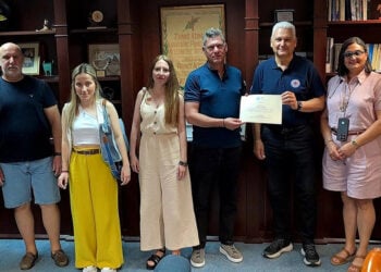 Ο αντιπεριφερειάρχης Αχαΐας Φωκίων Ζαΐμης με τη διοίκηση του «Φάρου» (φωτ.: Facebook / Φωκίων Ζαΐμης)