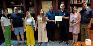Ο αντιπεριφερειάρχης Αχαΐας Φωκίων Ζαΐμης με τη διοίκηση του «Φάρου» (φωτ.: Facebook / Φωκίων Ζαΐμης)