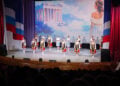 Στιγμιότυπο από τη μουσικοχορευτική παράσταση που έδωσε το Πρότυπο Συγκρότημα Ελληνικού Τραγουδιού και Χορού «Έως» στο πλαίσιο του φεστιβάλ «Αρχαία Κληρονομιά της Ρωσίας: Σύνδεση εποχών και λαών» (πηγή: rusgreek.ru)