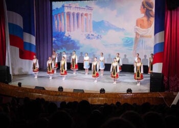 Στιγμιότυπο από τη μουσικοχορευτική παράσταση που έδωσε το Πρότυπο Συγκρότημα Ελληνικού Τραγουδιού και Χορού «Έως» στο πλαίσιο του φεστιβάλ «Αρχαία Κληρονομιά της Ρωσίας: Σύνδεση εποχών και λαών» (πηγή: rusgreek.ru)