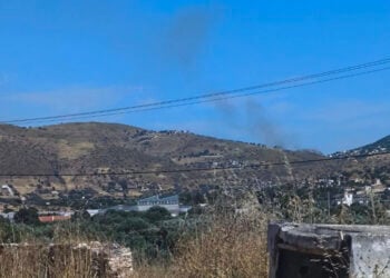 Καπνός από τη φωτιά στην Πλάκα Κερατέας, Παρασκευή 12 Ιουνίου 2026 (φωτ.: Facebook / Πυροπροστασία Δασών Λαυρεωτικής)