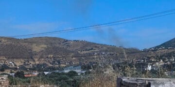 Καπνός από τη φωτιά στην Πλάκα Κερατέας, Παρασκευή 12 Ιουνίου 2026 (φωτ.: Facebook / Πυροπροστασία Δασών Λαυρεωτικής)