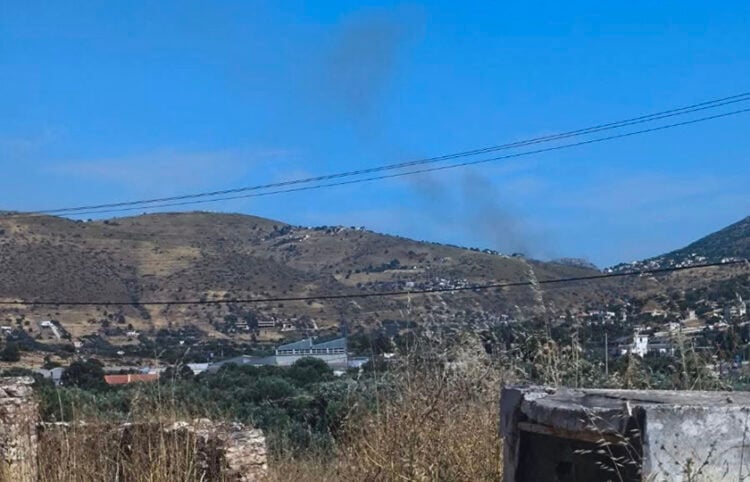 Καπνός από τη φωτιά στην Πλάκα Κερατέας, Παρασκευή 12 Ιουνίου 2026 (φωτ.: Facebook / Πυροπροστασία Δασών Λαυρεωτικής)