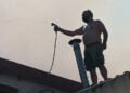 Κάτοικος της Λητής Ωραιοκάστρου προσπαθεί να κρατήσει τις φλόγες μακριά από το σπίτι του. Τρίτη 30 Ιουνίου 2026 (φωτ.: EUROKINISSI / Ραφαήλ Γεωργιάδης)