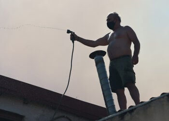 Κάτοικος της Λητής Ωραιοκάστρου προσπαθεί να κρατήσει τις φλόγες μακριά από το σπίτι του. Τρίτη 30 Ιουνίου 2026 (φωτ.: EUROKINISSI / Ραφαήλ Γεωργιάδης)