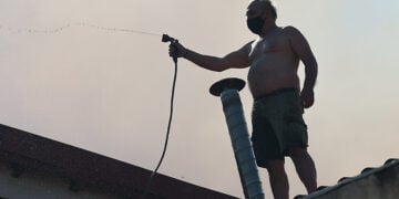 Κάτοικος της Λητής Ωραιοκάστρου προσπαθεί να κρατήσει τις φλόγες μακριά από το σπίτι του. Τρίτη 30 Ιουνίου 2026 (φωτ.: EUROKINISSI / Ραφαήλ Γεωργιάδης)
