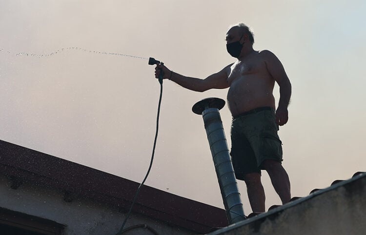 Κάτοικος της Λητής Ωραιοκάστρου προσπαθεί να κρατήσει τις φλόγες μακριά από το σπίτι του. Τρίτη 30 Ιουνίου 2026 (φωτ.: EUROKINISSI / Ραφαήλ Γεωργιάδης)