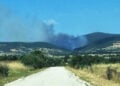 Καπνός από τη φωτιά στην Παλαιά Κρωβύλη του Δήμου Μαρωνείας-Σαπών (φωτ.: Facebook / FireNews Greece)