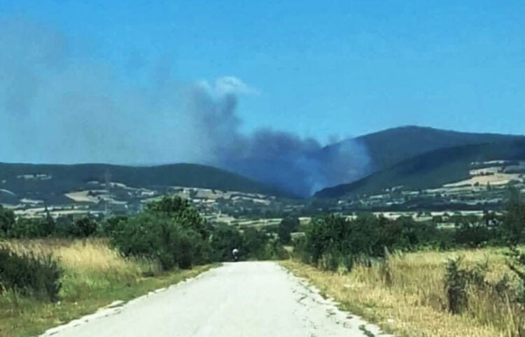 Καπνός από τη φωτιά στην Παλαιά Κρωβύλη του Δήμου Μαρωνείας-Σαπών (φωτ.: Facebook / FireNews Greece)