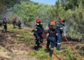 Άνδρες και γυναίκες της Πυροσβεστικής επιχειρούν στον Καλαμώνα Ρόδου, Σάββατο 27 Ιουνίου 2026 (φωτ.:  Χρ. Ευστρατίου)