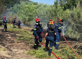 Άνδρες και γυναίκες της Πυροσβεστικής επιχειρούν στον Καλαμώνα Ρόδου, Σάββατο 27 Ιουνίου 2026 (φωτ.:  Χρ. Ευστρατίου)