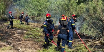 Άνδρες και γυναίκες της Πυροσβεστικής επιχειρούν στον Καλαμώνα Ρόδου, Σάββατο 27 Ιουνίου 2026 (φωτ.:  Χρ. Ευστρατίου)