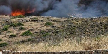 Φωτιά στην περιοχή Αμπέλα της Σύρου, Κυριακή 21 Ιουνίου 2026 (φωτ.: CycladesLive - Ειδήσεις από τις Κυκλάδες)