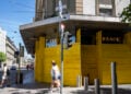Βιτρίνες καλυμμένες με πάνελ, υπό το φόβο επεισοδίων (φωτ.: EPA / Martial Trezzini)