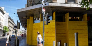 Βιτρίνες καλυμμένες με πάνελ, υπό το φόβο επεισοδίων (φωτ.: EPA / Martial Trezzini)