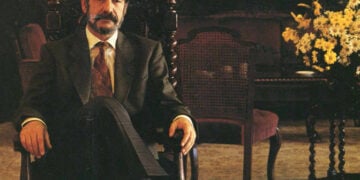«Γιώργος Γεννηματάς: Ο κύριος 56%». Η φωτογραφία του Γιώργου Μονογιούδη, ο τίτλος από το περιοδικό «Γυναίκα» όπου δόθηκε η συνέντευξη (πηγή: Ίδρυμα Κωνσταντίνου Σημίτη»)