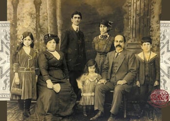 Ο έμπορος βαφών Ναζάρ Αγά Μανούσαγκιαν με την οικογένειά του στην Αντέπ, το 1912 (φωτ.: Hraztan Tokmadjian, Ayntabi Aseghnakordzoutyunu [The Embroidery of Ayntab], τ. 1, Χαλέπι-Ερεβάν, 2015)