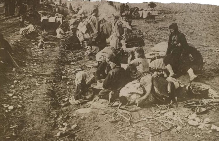 Ασσύριοι Χριστιανοί εκτοπισμένοι από το Βόρειο Ιράν, 1919 (πηγή: Βιβλιοθήκη του Κογκρέσου (Library of Congress), ΗΠΑ – Underwood & Underwood, Νέα Υόρκη)